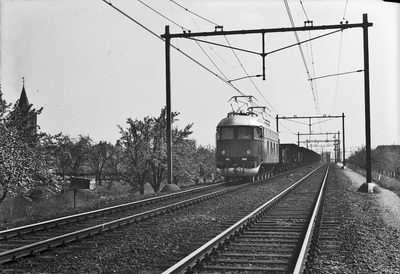 151090 Afbeelding van de electrische locomotief nr. 1001 (serie 1000) van de N.S. met een goederentrein ter hoogte van ...